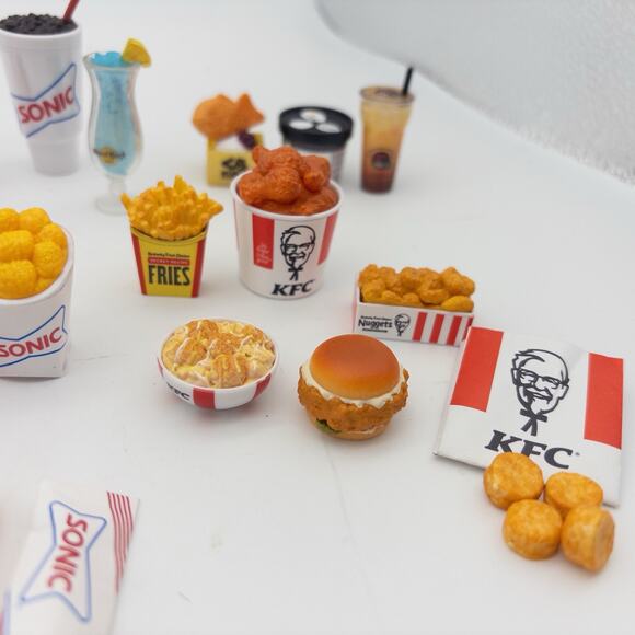 Zuru Mini Brands Foodie Fast Food Takeout Lot Of 30 Restaurant Item Miniatures - Picture 2 of 7